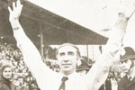 Bob Stokoe salutes the Sunderland fans at the final whistle